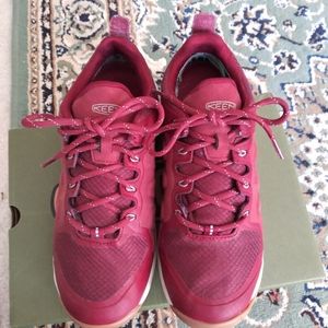 Keen's woman's Explore waterproof sneekers